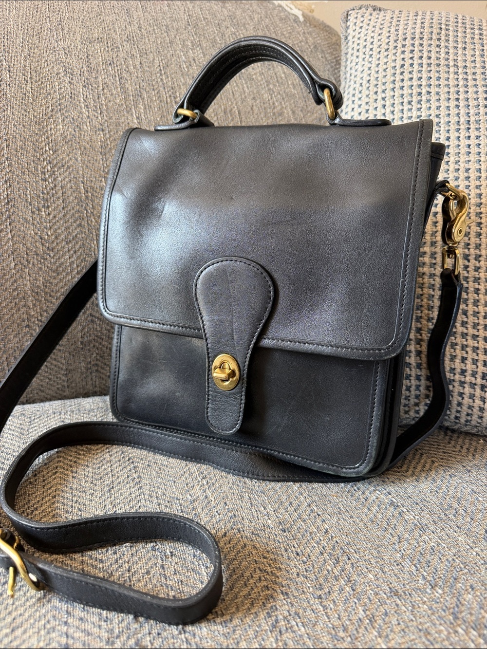Vintage Coach Station 5130 Black Leather Bag Gold Hardware Turnlock